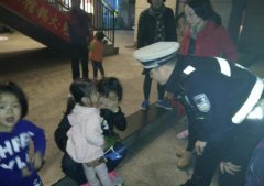 粗心妈妈看坝坝舞太投入  弄丢4岁女儿急晕了