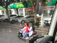 电瓶塞4人在冷风中狂奔 路人：这个超载没sei了