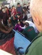老婆婆大街上摔倒 为防老人头触地她一个动作坚持半小时