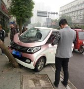 小车撞上大树  险些冲进路边门店