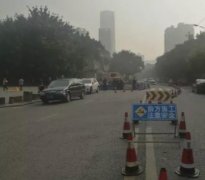 主城南坪城区一道路塌陷 工人连夜抢修