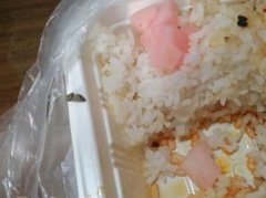 外卖吃到一半 食客发现餐盒上有黑色物体
