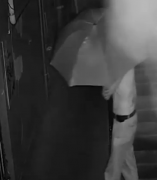 男子半夜在楼道里撑伞游荡   举止怪异