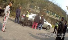 乘客一个不认识 黑车主大闹高速执法站