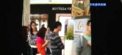 解放碑一商场促销遭质疑 市民占好位置却没买到东西