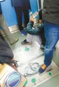 男子差1块钱买票？最终“赚”了一叠零钞
