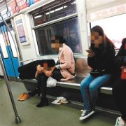 3号线又现奇葩一幕：男子躺在女子腿上睡觉