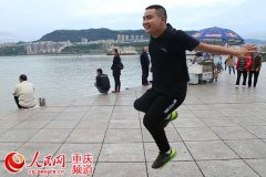 重庆男子14岁才学会走路 单腿“蹦”完33场马拉松
