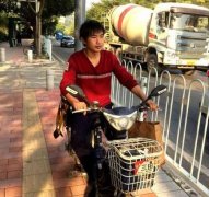 白天送外卖晚上搬快递 重庆90后小哥出诗集
