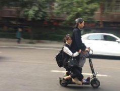 小伙脚踏电动滑板车一闪而过  惊呆路人