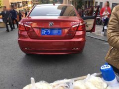 放学高峰期车停路中央车门大开   副驾还伸出一条腿