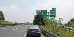 高速上两车擦挂停在路中央  执法人员三招保安全