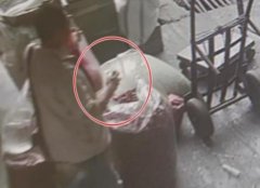 女子上个厕所两分钟 损失一大笔钱