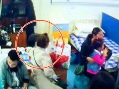 男子好心给人看病 手机倒被病人拿走