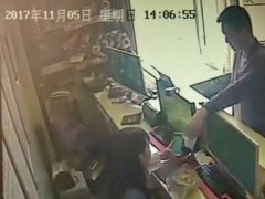 重庆男子使出连环套路 监控下花出假钞