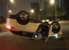 白色轿车四轮朝天“躺”在路中间  车内还有孕妇