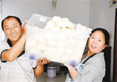 男子离世留下巨额债务 父母卖包子还债