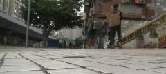 人行道上一滩油 市民接连被摔伤