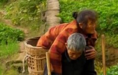 你是我的眼！盲人丈夫用背篓背残疾妻子29年