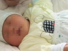 婴儿被亲戚要求绑手绑脚睡书 妈妈很无奈