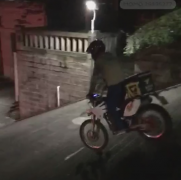 外卖小哥骑摩托长梯上顺势而下  路人直呼好厉害