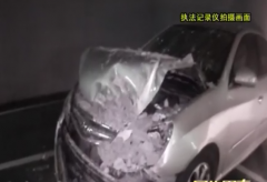 轿车停在车库无故被撞 受损严重已面目全非