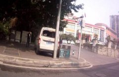 车子一直往下滑 撞上了红绿灯杆子