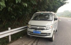 离奇！车主竟将高速路边当停车场