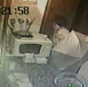 离职女员工“惦记”前雇主  桌布裹身雨伞遮头来盗窃