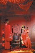 小夫妻办汉服婚礼 父母被要求“下跪”