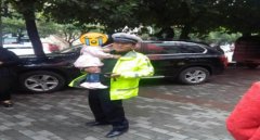 3岁娃娃独自上街险走丢  民警抱娃满街寻家人