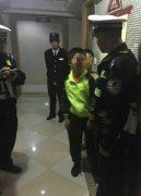粗心爸爸忙着打电话弄丢儿子  警民合力快速将其找回