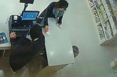 真钱如何“秒变”假钞 监控拍下全过程