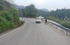 外地游客自驾游被盘山路绕晕 与对向来车相撞