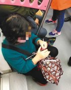 大妈车厢内织毛衣   乘客想劝阻却怕被说“多管闲事”