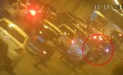 三轮车早高峰“趴窝”隧道 民警推车800米排堵