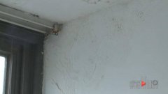 住楼顶的她最怕下雨天 想维修房子已过保质期