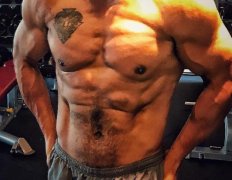 大爷头发花白一身肌肉 60多岁也能“杠上飞”