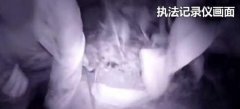 大晚上的 男子满脸是血的蹲在草丛里