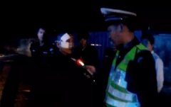 男子驾驶摩托车  径直撞上桥下的隔离墩