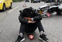 轿车与摩托相撞  现场有血迹