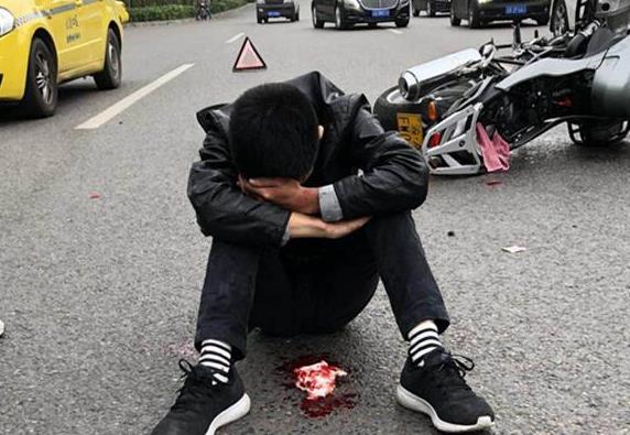 摩托车驾驶员受伤较重，头部出血。