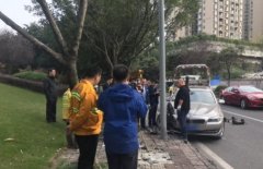 险！重庆一驾驶员开车冲上人行道