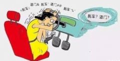 丈夫陪练车却自顾玩手机 车一多妻子慌把油门当刹车踩