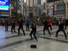 重庆现“街头拳击队”  美女领队引围观