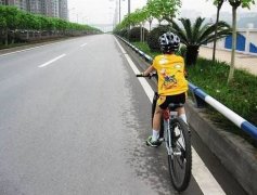父母忙着做生意 8岁男童独自骑车“旅行”
