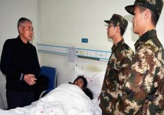 喂红糖水、掐人中，老人晕倒大家都来帮忙