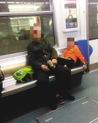 爷爷在轨交车厢里公然给孙子搓脚