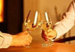 男子开同学会喝1斤白酒后“断片” 开车逆行致两车相撞