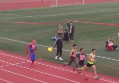 会玩！重庆一高校运动会惊现“蜘蛛侠”
